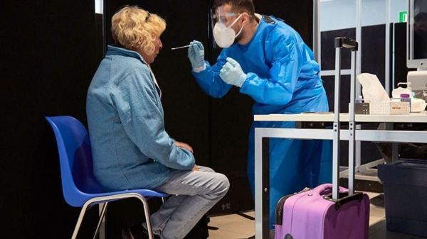 Xét nghiệm nhanh kháng nguyên Covid chủng Omicron: ngoáy mũi có đủ không?