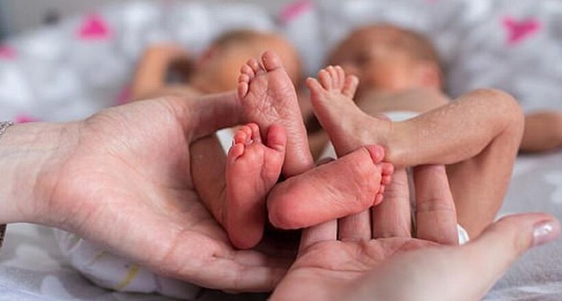 Giải thích hiện tượng sinh đôi khác cha hiếm gặp